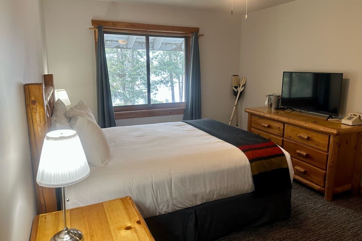 2 bedrooms, blackout curtains, iron/ironing board, free WiFi