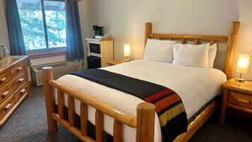 Habitación individual estándar, 1 cama Queen size, vista al lago | Cortinas blackout, tabla de planchar con plancha y wifi gratis