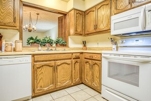 Kylskåp, mikrovågsugn, ugn och spishäll