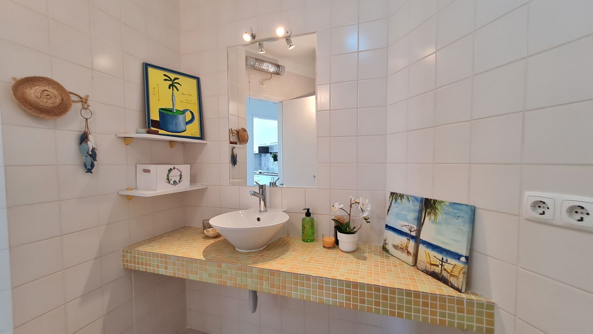 Een haardroger, handdoeken