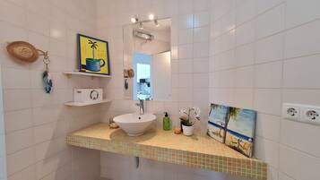 Een haardroger, handdoeken