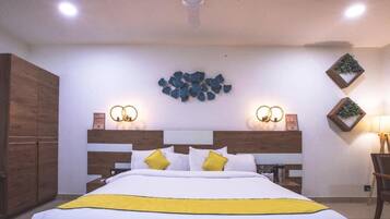Habitación de hotel con cama, armario de madera, luces fijadas en la pared y decoración mural.