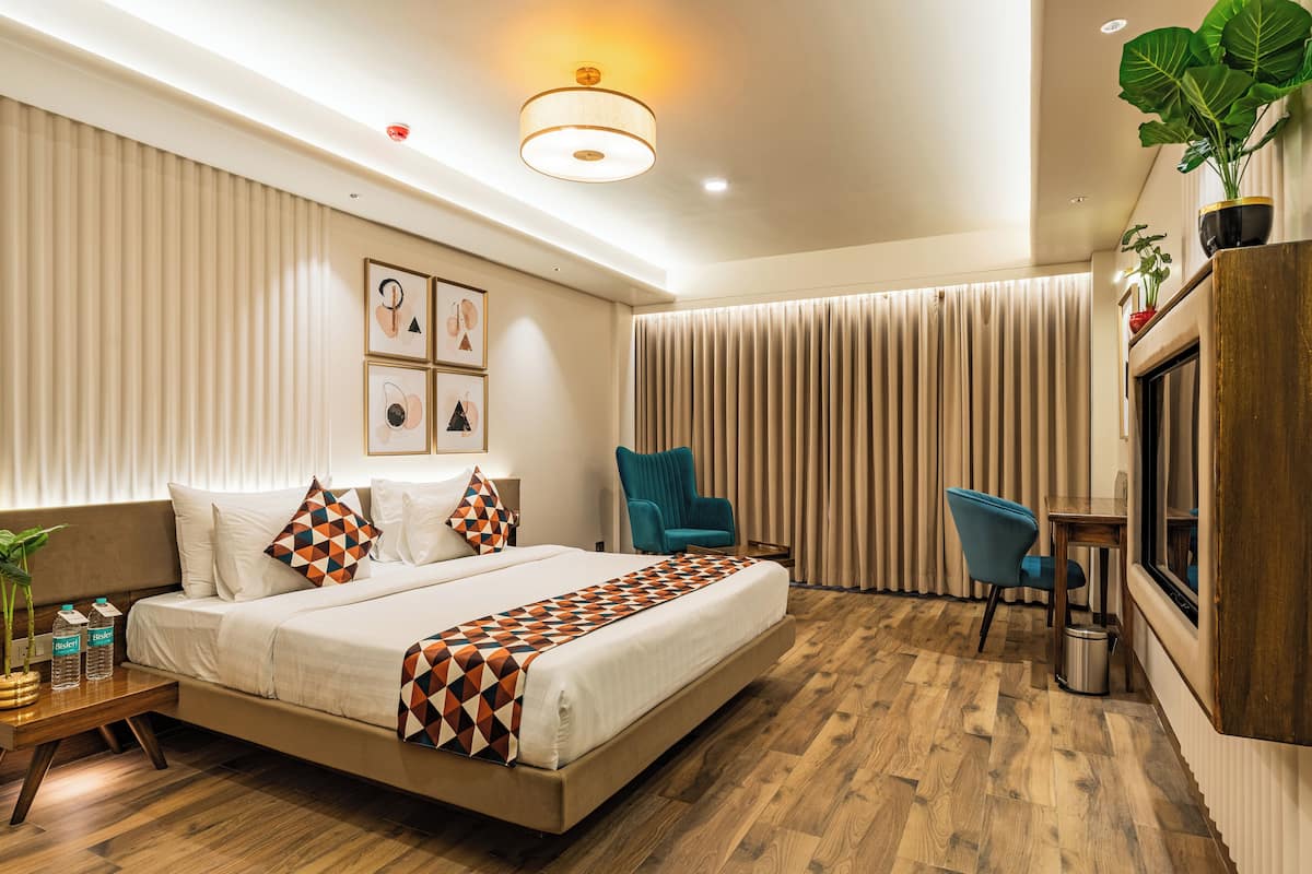 Executive Room | 1 bedroom, in-room safe, individually decorated, individually furnished