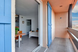 Outdoor dining - Apartment for 4 on estate with pool (Noirmoutier-en-l´Ile)