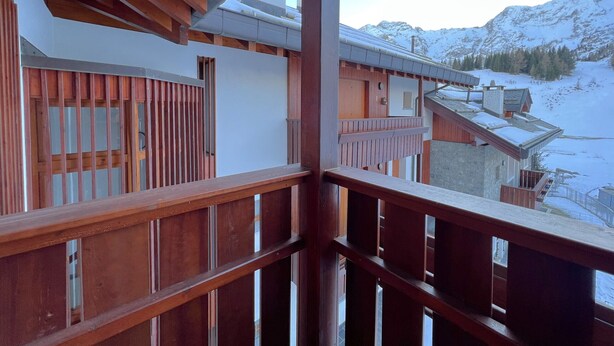 A wooden balcony with a view of snow-covered mountains. - San Simone rentals - VALS30 (Valleve)