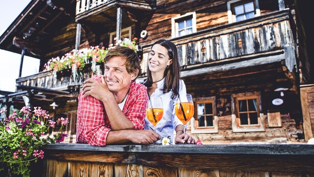 A wooden cabin with a balcony and flower boxes. - Love the Alps Apartments (Reith bei Seefeld)