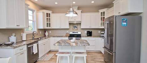 Frigorífico, microondas, horno y lavavajillas