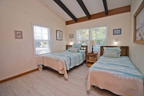 2 bedrooms, iron/ironing board, WiFi