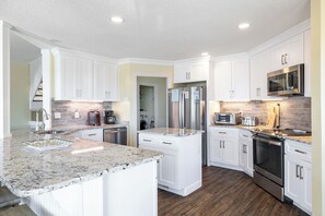 Refrigerador, microondas, horno, lavavajillas