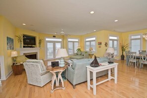 DVD player, stereo - Sea Notes, Almost Oceanfront House in Emerald Isle, NC! (Emerald Isle)