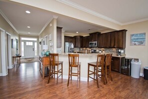 Cafetière/bouilloire, tables à manger