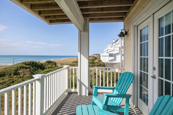 Property grounds - Seas The Day, Oceanfront House in Pine Knoll Shores, NC! (Pine Knoll Shores)