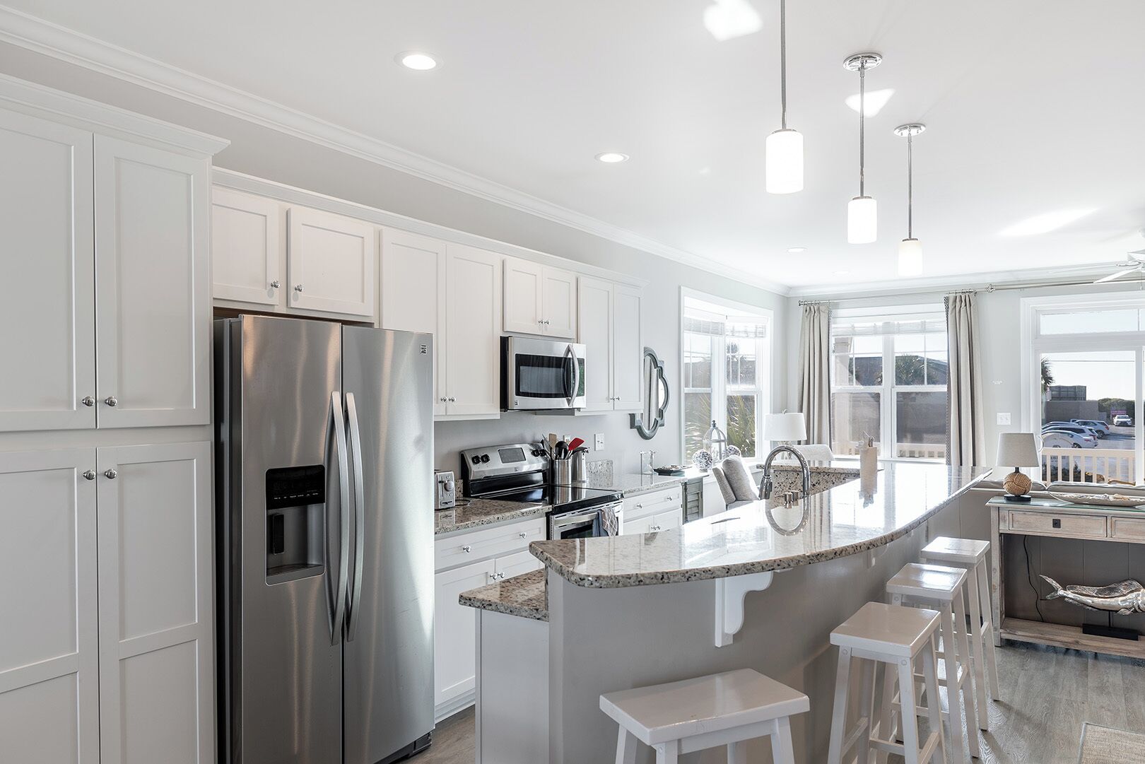 Een koelkast, een microgolfoven, een oven, een vaatwasser