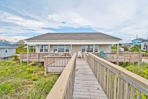 Terrace/patio - Sweetwater, Oceanfront House in Emerald Isle, NC! (Emerald Isle)