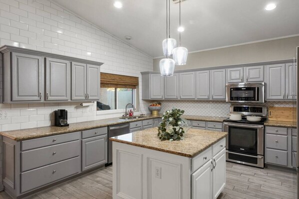 Fridge, microwave, oven, stovetop - Epic 6BR w/ Foosball + Popcorn | Pool + Fire Pit (Peoria)