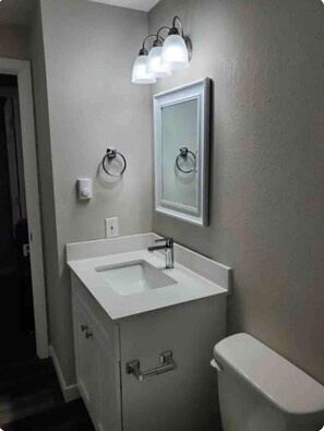 Towels, soap, toilet paper - Cozy in Lacey, 2B/1B (Lacey)