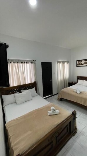 Habitación cuádruple familiar | Edredones de plumas, wifi gratis, ropa de cama