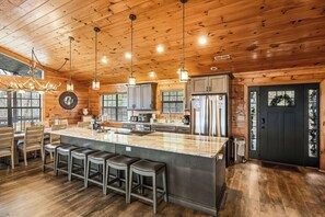 Fridge, microwave, oven, stovetop - Valley and mountain views as far as the eye can see (PIGEON FORGE)