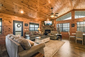 Smart TV, fireplace, table football - Valley and mountain views as far as the eye can see (PIGEON FORGE)