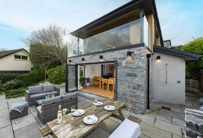 Outdoor dining - Situated just a brief stroll from the stunning Porth Beach, Beachside is a 4-bedroom property nestle (Newquay)