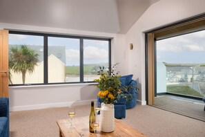 Interior - Situated just a brief stroll from the stunning Porth Beach, Beachside is a 4-bedroom property nestle (Newquay)
