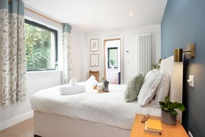 4 bedrooms, iron/ironing board, travel cot, WiFi - Situated just a brief stroll from the stunning Porth Beach, Beachside is a 4-bedroom property nestle (Newquay)