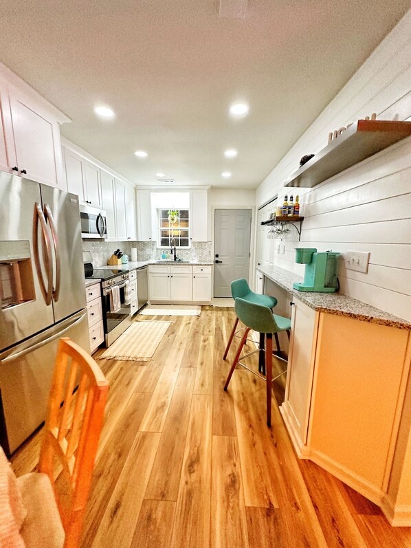 Kjøleskap, mikrobølgeovn, ovn og kokeplater