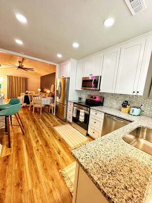 Kjøleskap, mikrobølgeovn, ovn og kokeplater