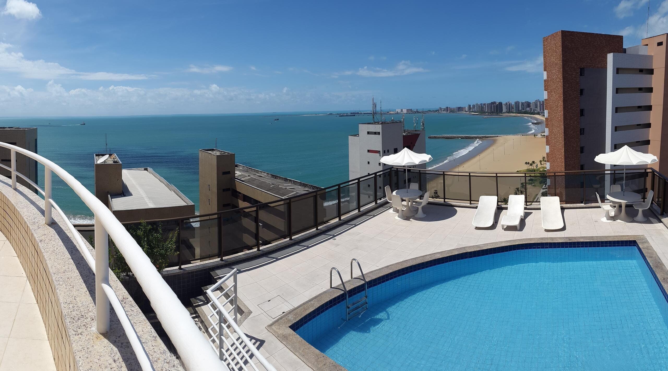 Hồ bơi ngoài trời 