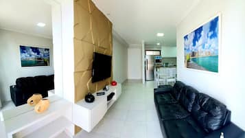 Premium appartement | Woonruimte | Een 32-inch ledtelevisie met kabelzenders
