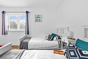 2 bedrooms, iron/ironing board, Internet, bed sheets - 17 At The Beach -  an apartment that sleeps 4 guests  in 2 bedrooms (Torcross)