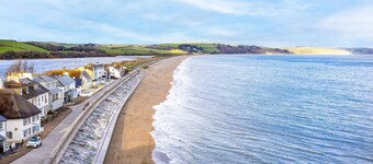 17 At The Beach -  an apartment that sleeps 4 guests  in 2 bedrooms