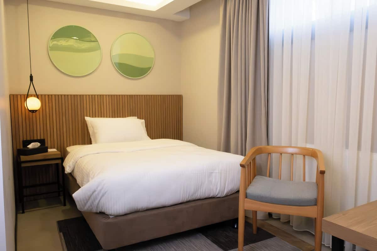 STANDARD SINGLE ROOM GROUND FLOOR | Individually decorated, individually furnished, desk, blackout curtains