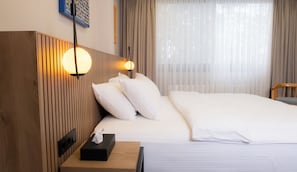 DELUXE DOUBLE ROOM GARDEN VIEW | Individualmente decorados, individualmente mobiliados, escrivaninha