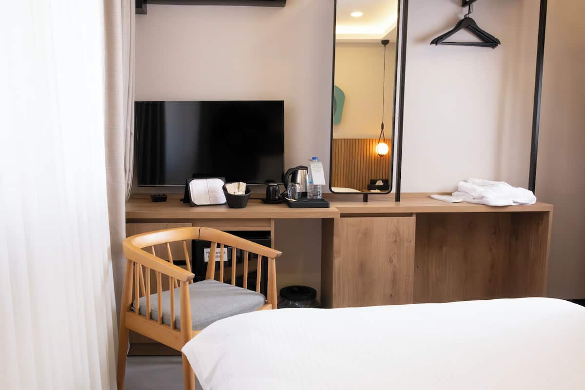 STANDARD SINGLE ROOM CITY VIEW | Individually decorated, individually furnished, desk, blackout curtains