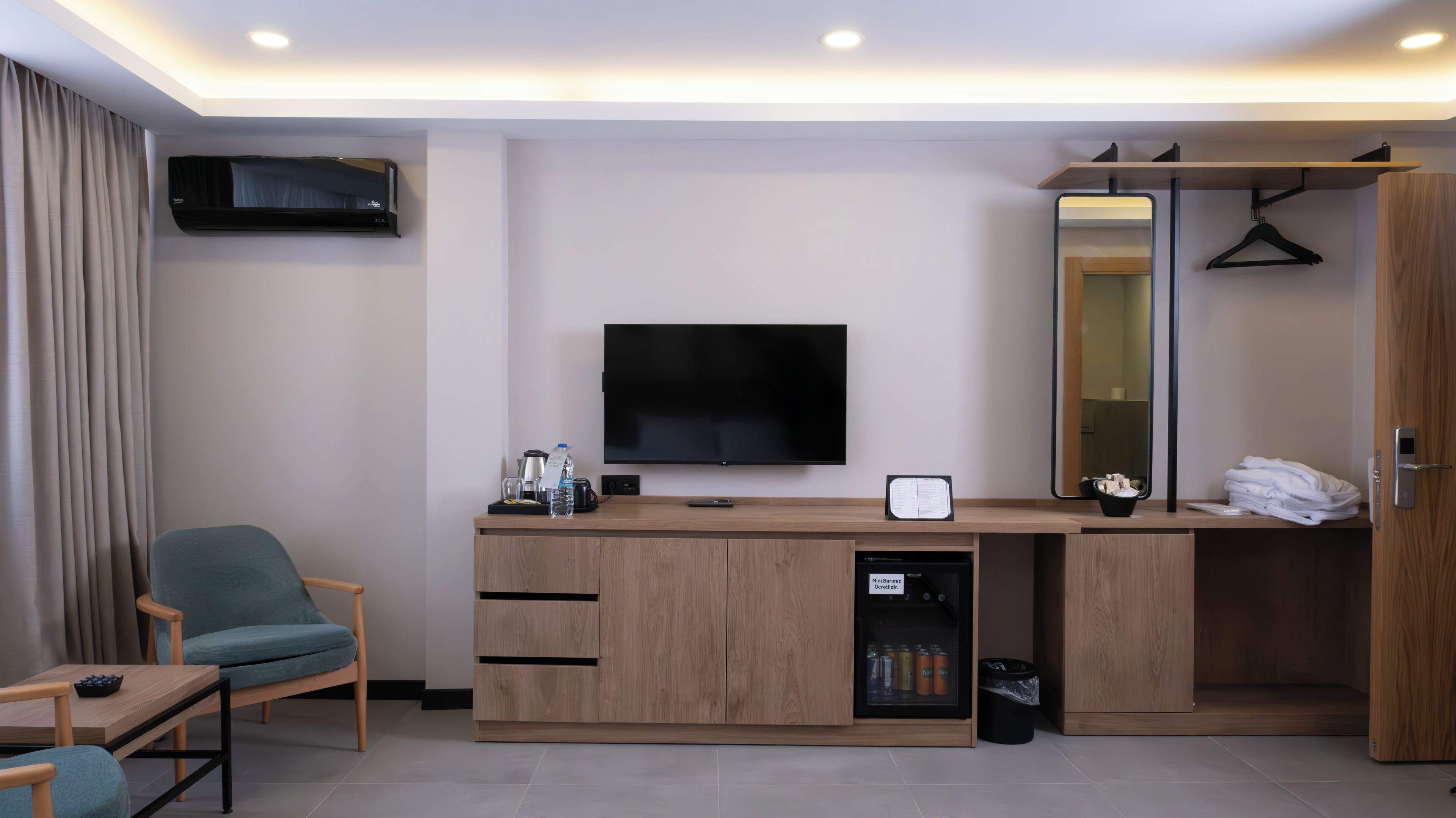 DOUBLE ROOM CITY VIEW | Individually decorated, individually furnished, desk, blackout drapes