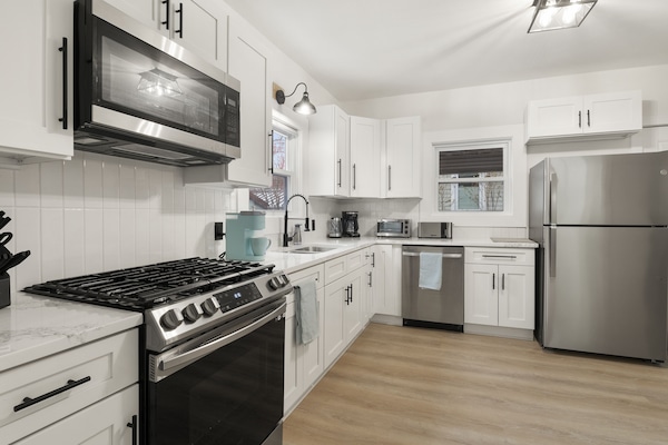 Kjøleskap, mikrobølgeovn, ovn og kokeplater