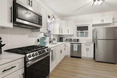 Modern 4 BR/2 Bath House near University of Rochester
