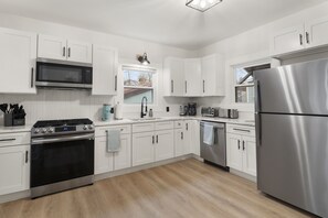 Kylskåp, mikrovågsugn, ugn och spishäll