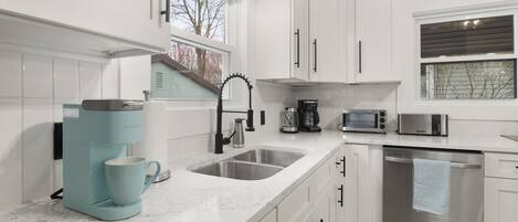 Een koelkast, een microgolfoven, een oven, een kookplaat