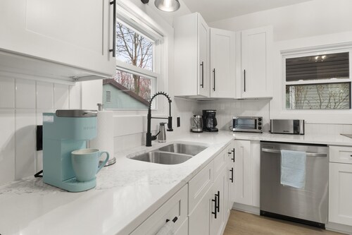 Modern 4 BR/2 Bath House near University of Rochester