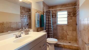 Studio cơ bản | Phòng tắm | Buồng tắm vòi sen, máy sấy tóc, khăn tắm