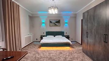 Family Double Room | Desk, free WiFi, bed sheets