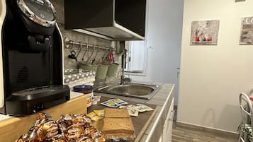 Refrigerador, microondas, plancha de cocina y utensilios de cocina