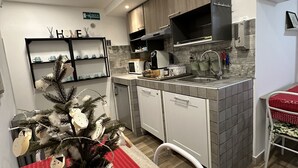 Een moderne keuken met houten kastjes, een ingebouwde magnetron en een spoelbak.