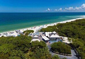 Sun loungers, beach towels - Renovated & Remodeled Condo Close to it all! Beaches, Restaurants, Shops & More. (Naples)