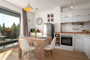 Fridge, microwave, oven, stovetop