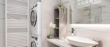 Appartamento familiare | Bagno | Doccia, soffione a pioggia, set di cortesia gratuito, asciugacapelli