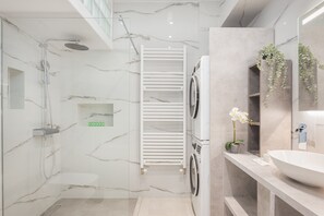 Apartamento família | Banheiro | Chuveiro, chuveiro com efeito de chuva, produtos de toalete grátis