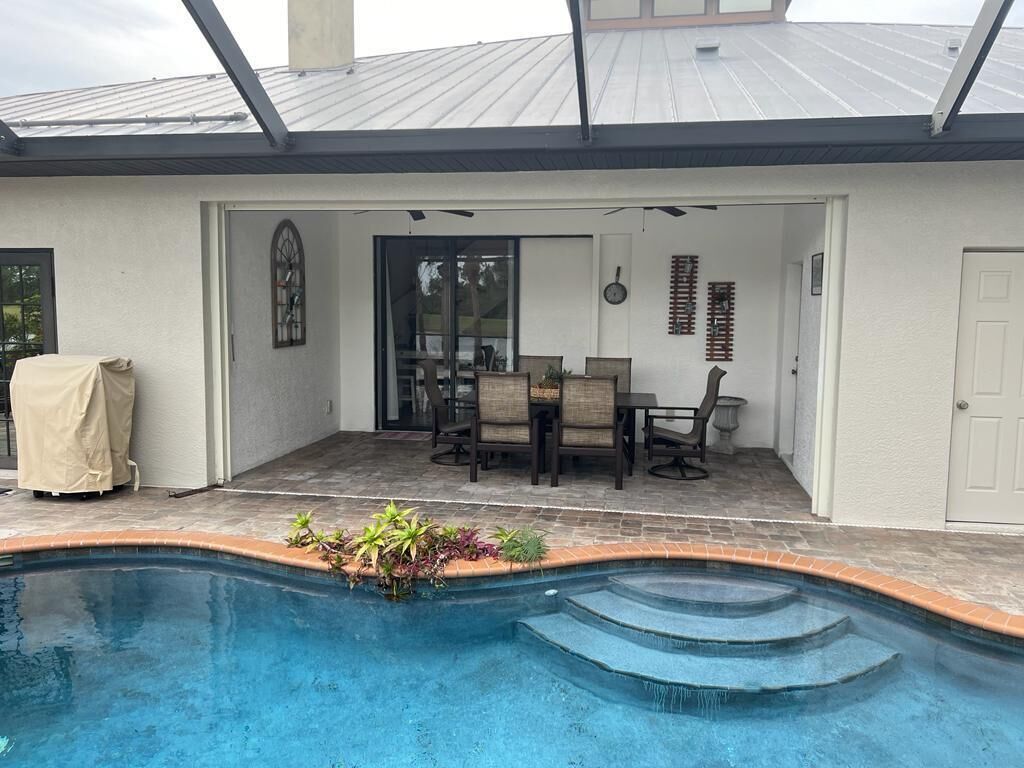 family size house lake view, with pool and pet friendly